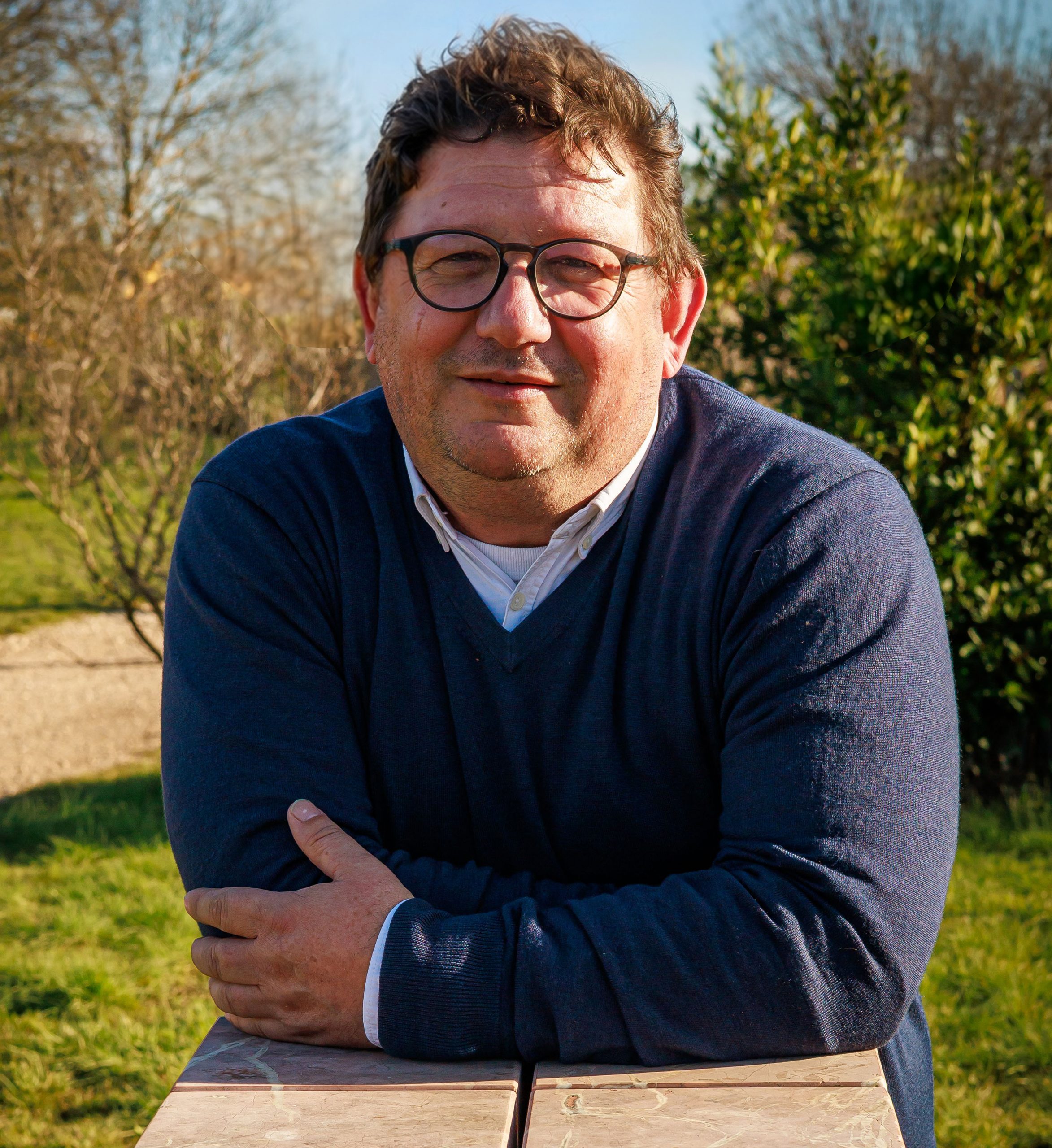 Portrait d’Arnaud Franqueville, architecte paysagiste et maître d’œuvre chez Teralia Conseils, spécialisé dans la conception de jardins et espaces paysagers intégrés au territoire, entre sensibilité artistique, rigueur technique et valorisation des paysages méditerranéens